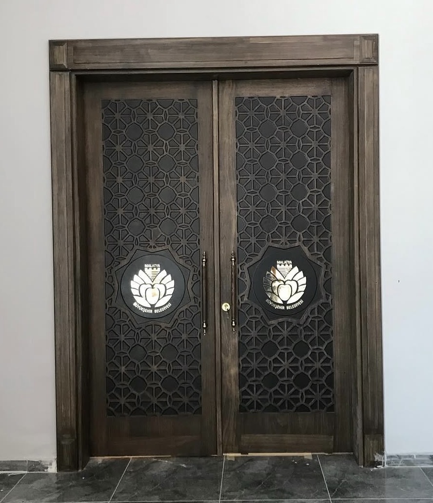 Geometrik desenli çift kanatlı ahşap kapı